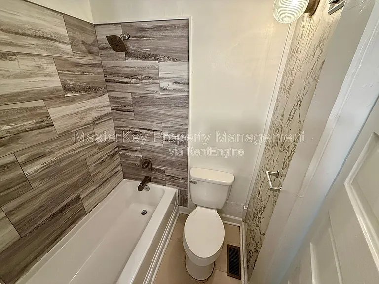 302 Raynor St #B — Photo 8
