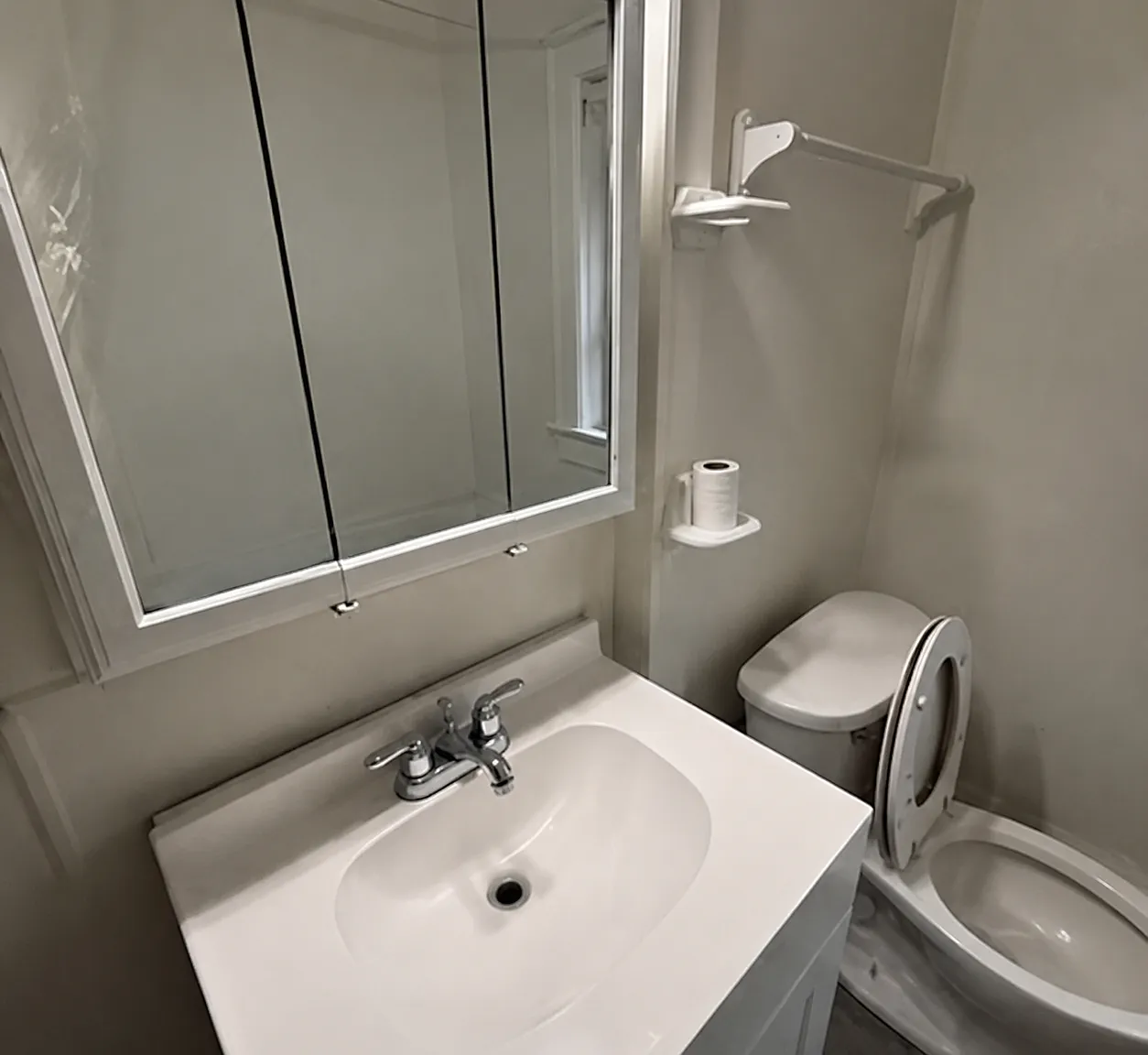 6 bed, 2500 sqft, $2,500 — Photo 2