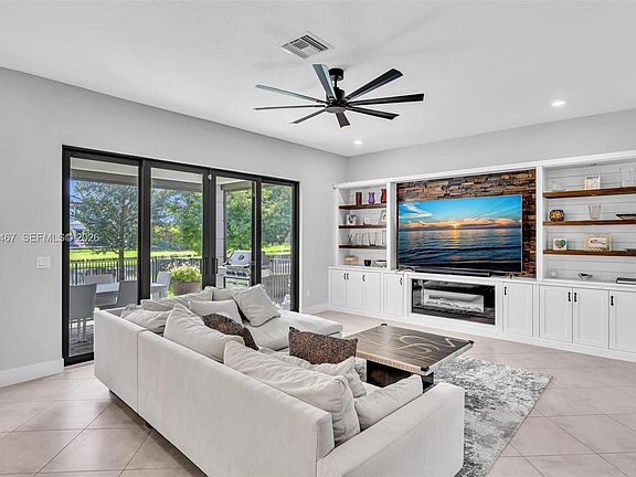 4th image of 10855 Pacifica Way