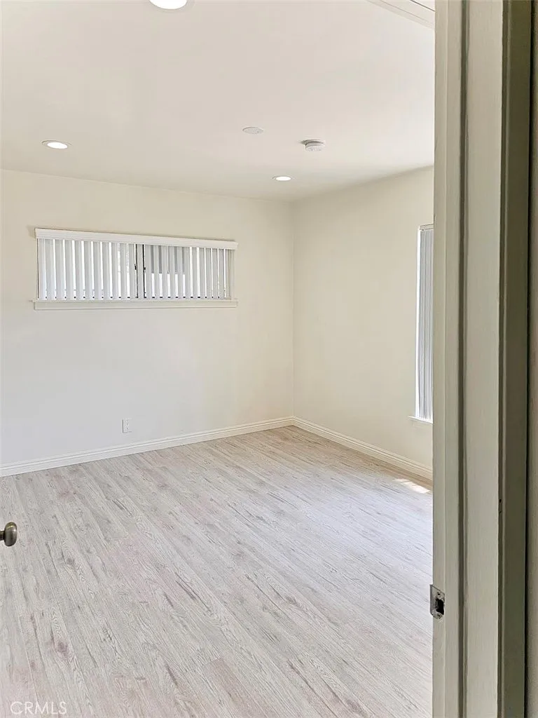2 bed, 900 sqft, $2,400 — Photo 2