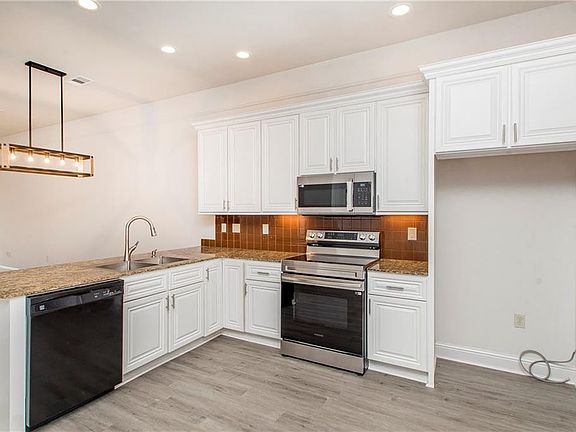 5th image of 809 Decatur St