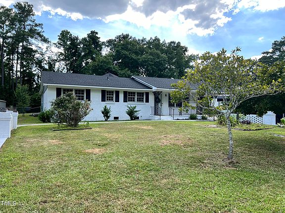 3rd image of 1025 Riverside Cir