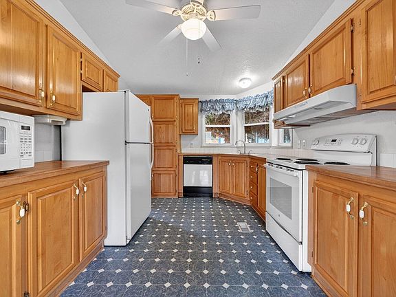 5th image of 826 NE Shoshone Dr