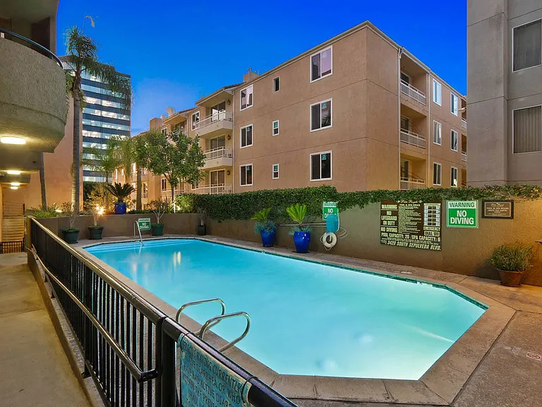 Palm Royale Apartments — Photo 19