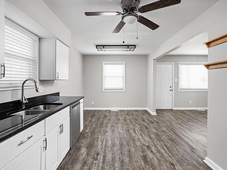 2210 Pleasant St — Photo 13