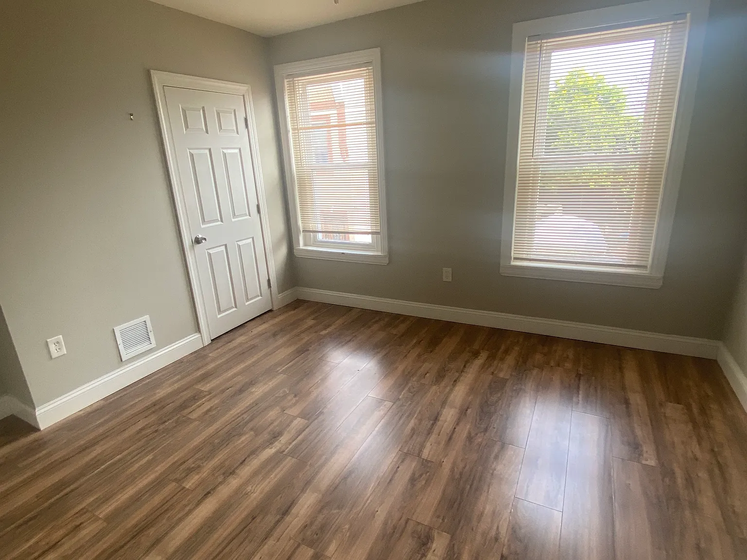 618 E Clementine St — Photo 2