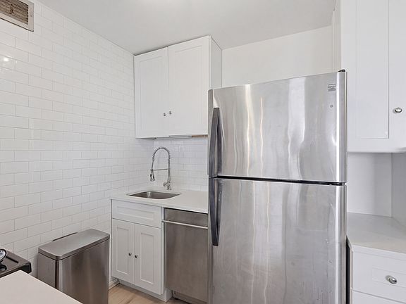 3rd image of 4343 N Clarendon Ave APT 810