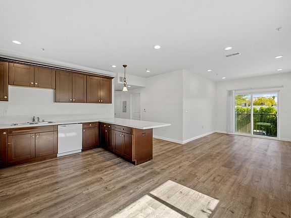 3rd image of 6358 Hazeltine Ave #201