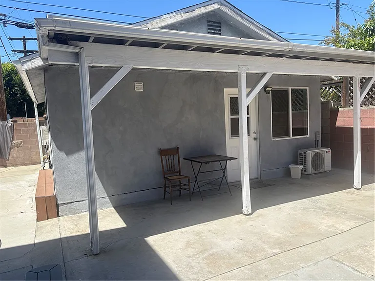 3613 W Victory Blvd — Photo 2