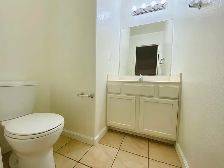 305 W Newby Ave #J — Photo 9