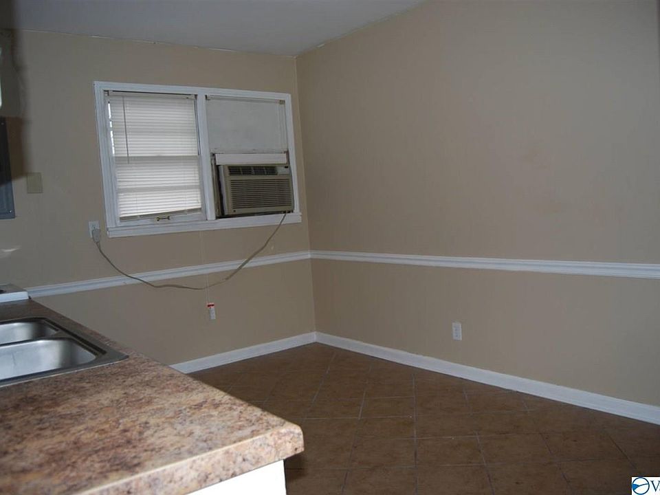 2nd image of 1512 Oakwood Ave NE