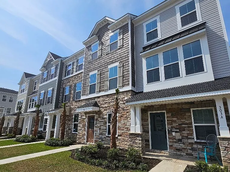 303 Golan Cir #B — Photo 1