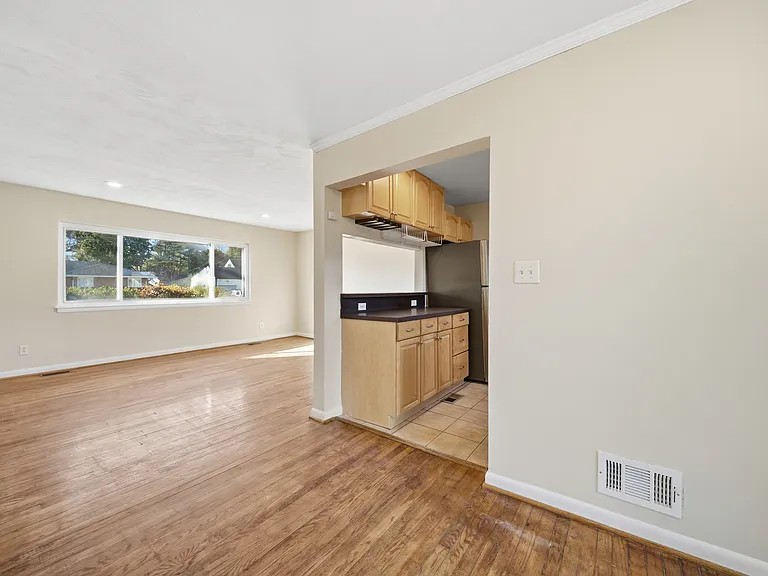 572 Rose Marie Ave — Photo 8