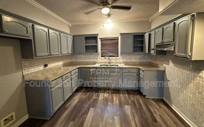 4 bed, 3.0 bath, 2249 sqft, $1,795 — Photo 3