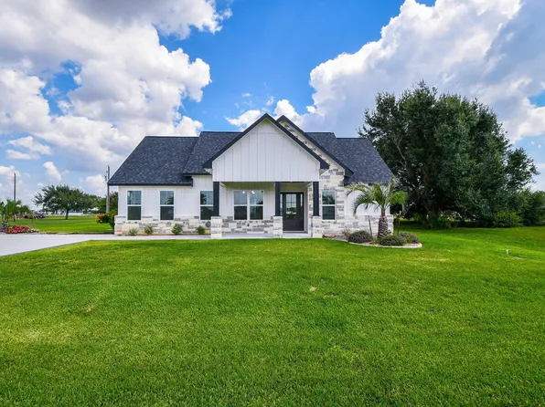 595 Buckskin Dr, Palacios, TX 77465