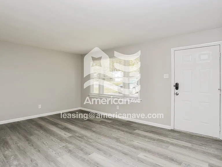 925956_006_wm_-_living_room_13214293.jpg