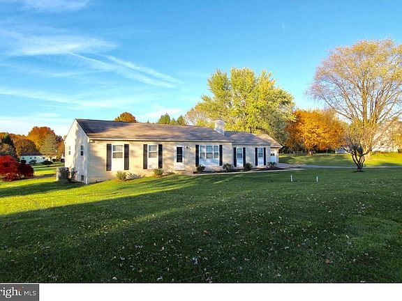 3rd image of 109 Huntington Cir