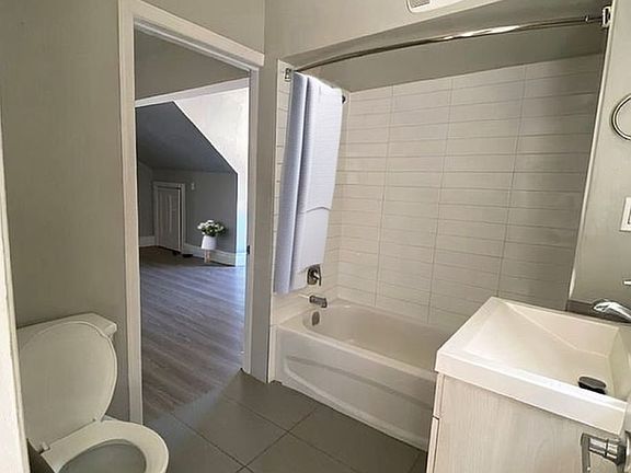 5th image of 72 Victoria Ave S #103
