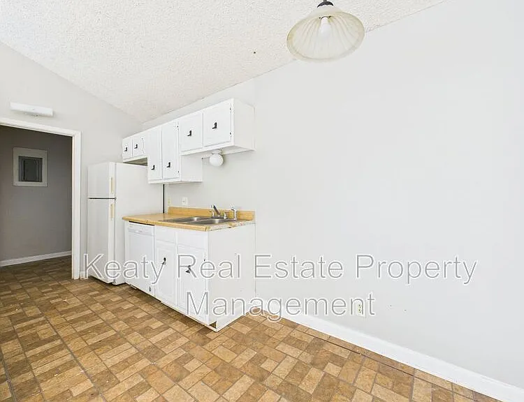 513 Fox Run Ave #1 — Photo 3