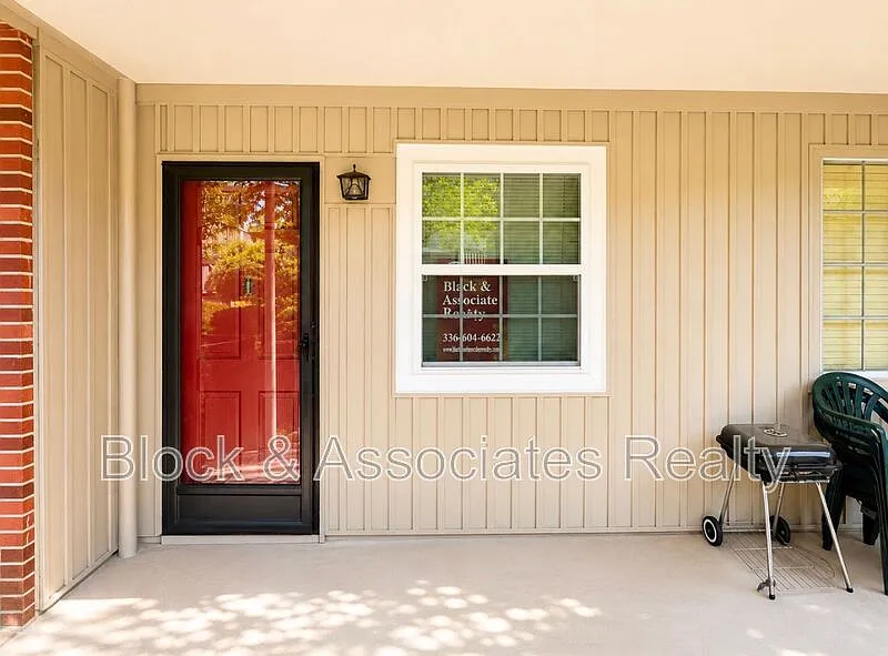 2 bed, 1.0 bath, $1,195 — Photo 2