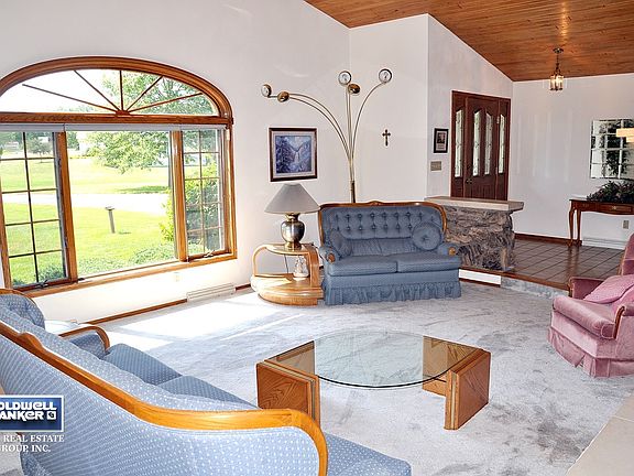 Great Room w/ Vaulted Ceiling