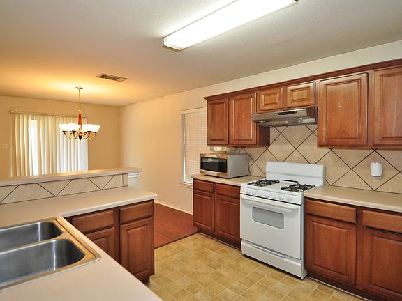 3rd image of 1114 Blewett Dr