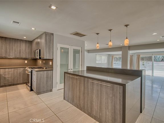 4th image of 20516 Clark St