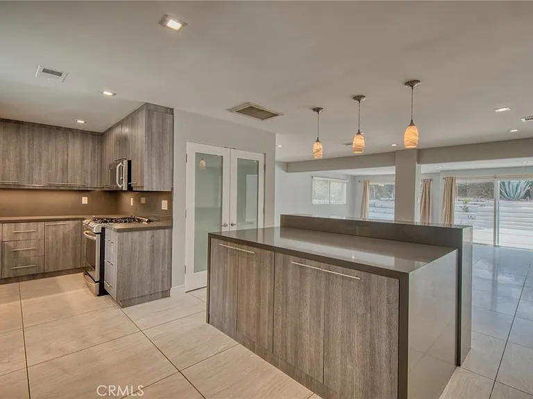 20516 Clark St — Photo 4