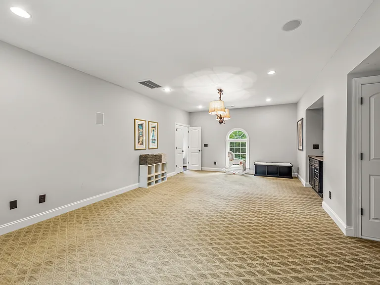 405 Pondview Ct — Photo 23