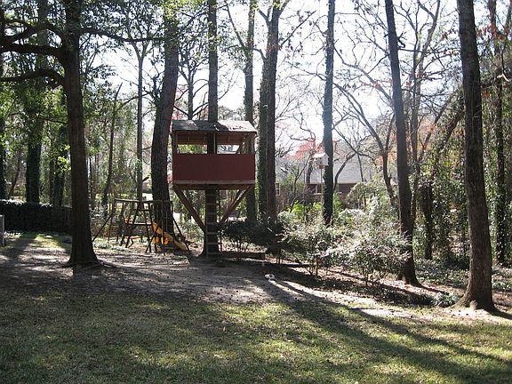 Tree house in lg fenced bk yd.