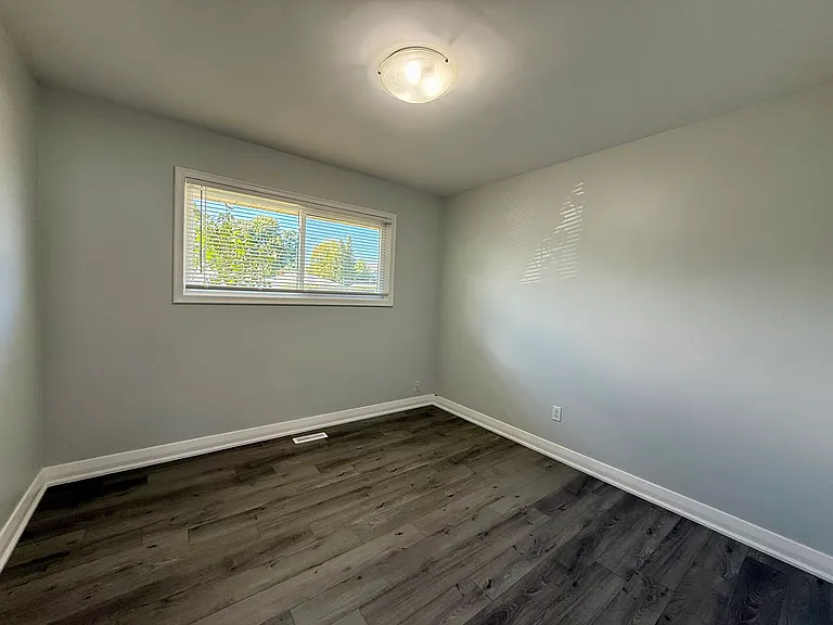 404 Grantham Ave — Photo 8