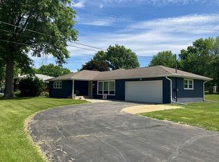 105 Park Crest Dr, Freeport, IL 61032