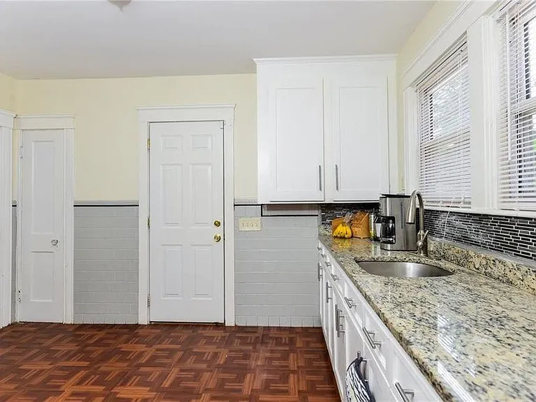 17 Pembroke Ave #2 — Photo 6