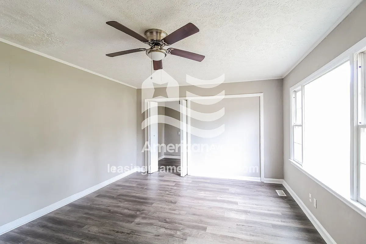 1654410_002_living_room_13856893.jpg - 3247 Marlies Cir