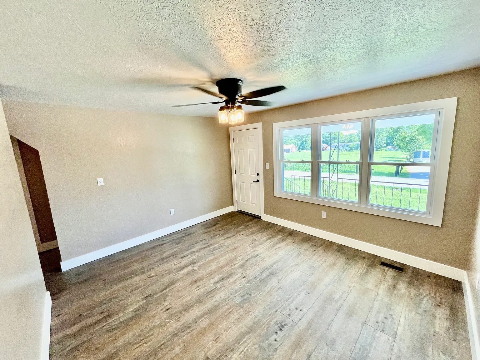 3 bed, 1000 sqft, $1,600 — Photo 4