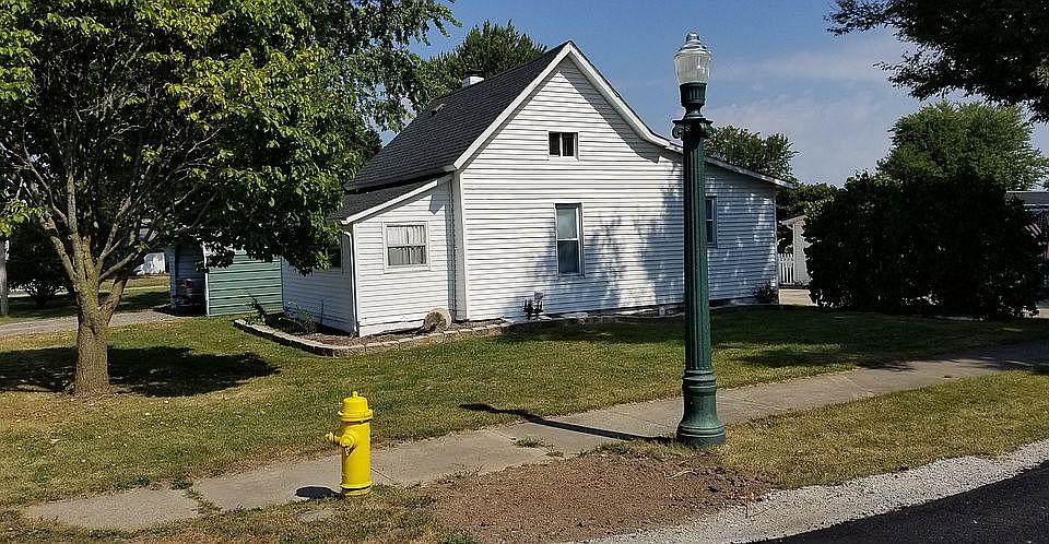1st image of 827 S Oak St