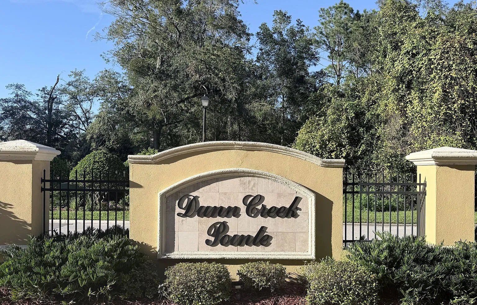 Great location 4/2 Fenced and spacious - Easy commute to Airport, Downtown, military bases, beach... — Photo 2