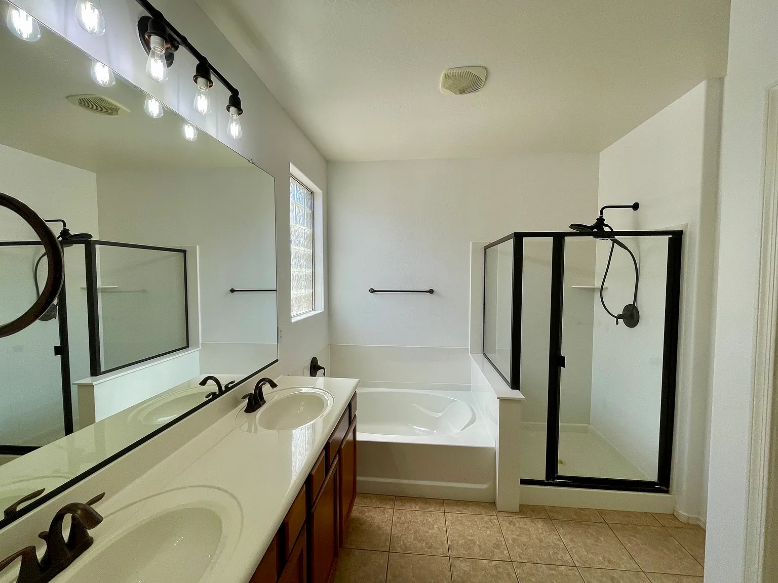 4 bed, 2779 sqft, $2,200 — Photo 2