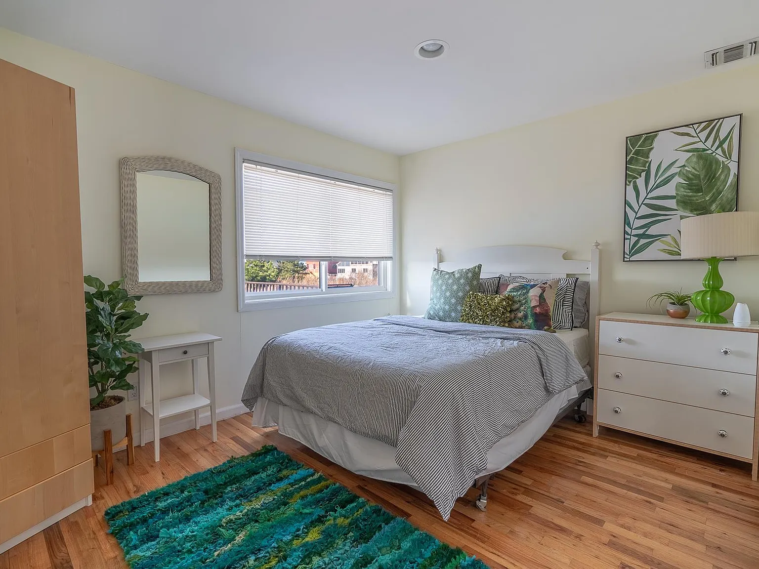 5 bed, 4.0 bath, 2600 sqft — Photo 2