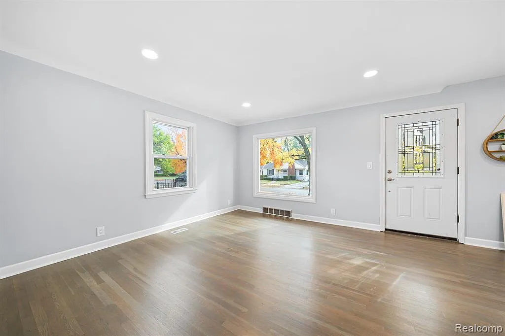 3 bed, 2.0 bath, 1711 sqft, $3,100 — Photo 3