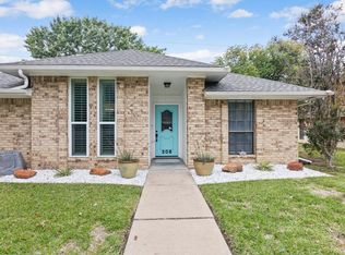 208 Buffalo Creek Dr, Waxahachie, TX 75165