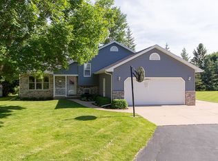 715 Ravenswood Ct, Neenah, WI 54956