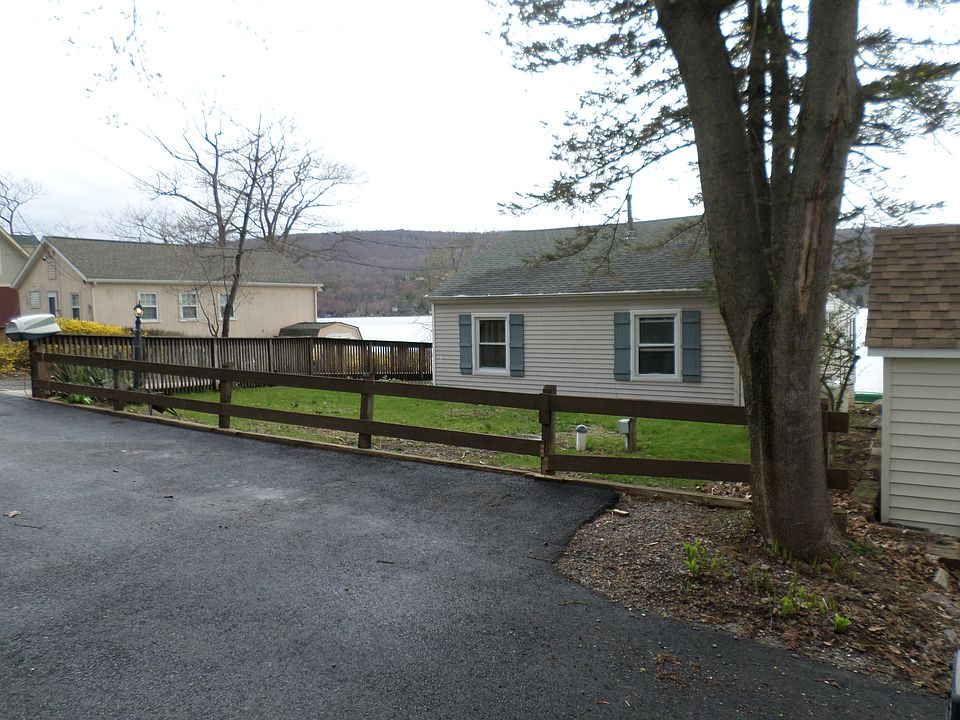 Lake Front Cottage 