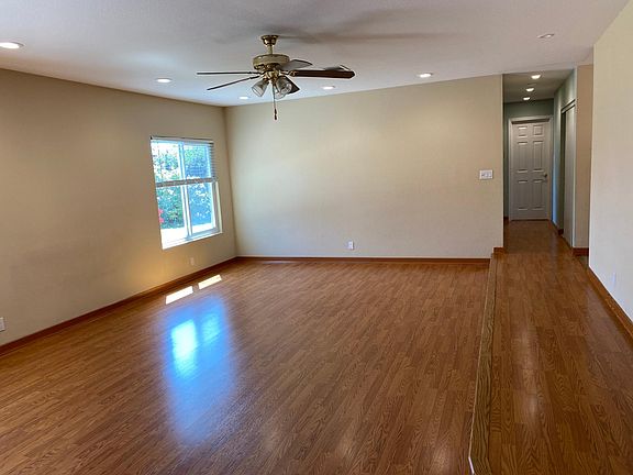 4th image of 32415 Lois Way
