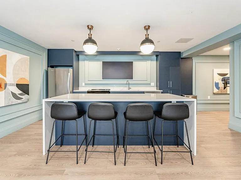 460 Columbia St W — Photo 20