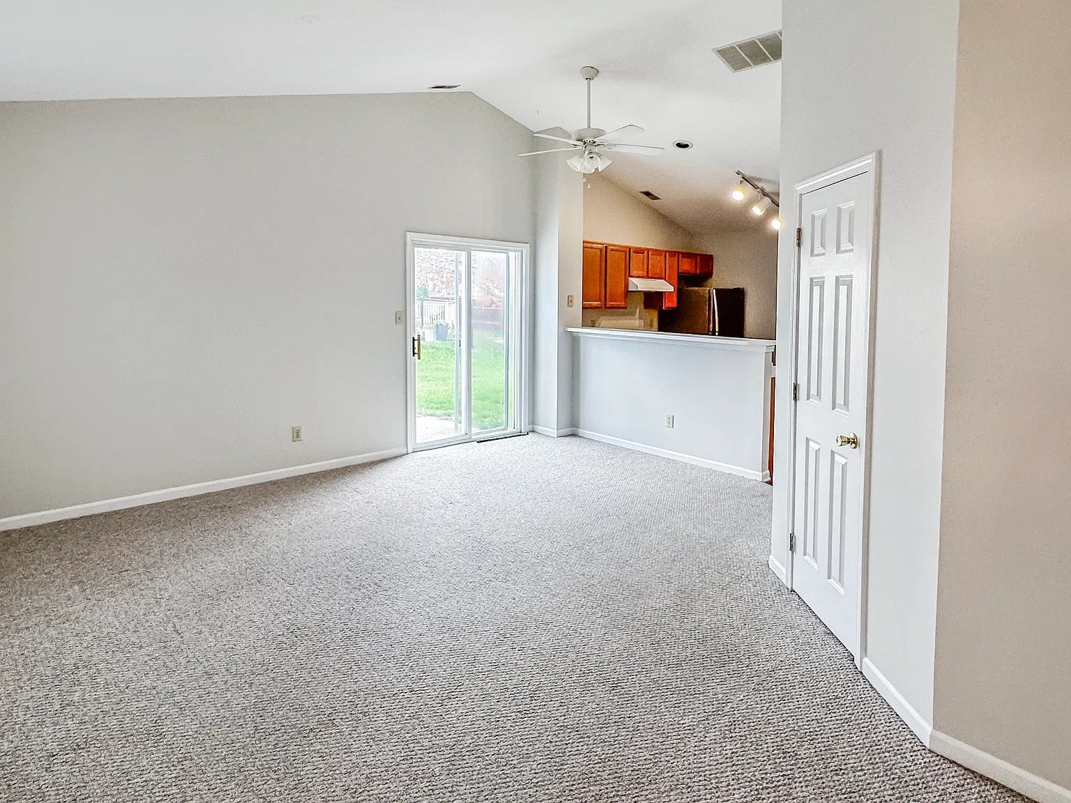 3 bed, 1234 sqft, $2,050 — Photo 3