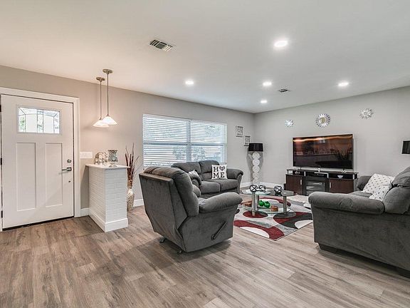 3rd image of 1255 Oakview Ave