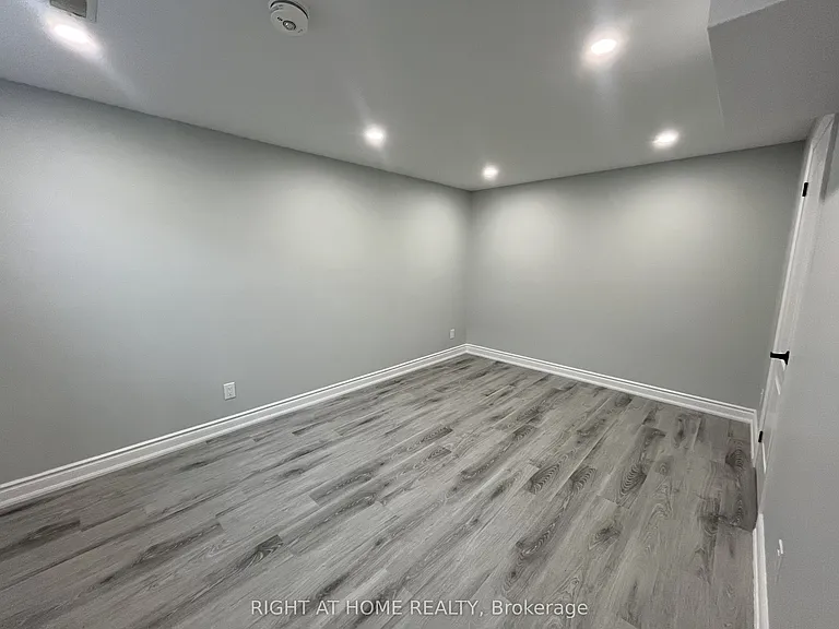 22 Amboise Cres #BASEMENT — Photo 4