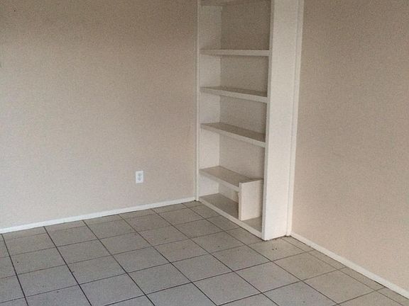3rd image of 406 NE 24th Pl APT 4