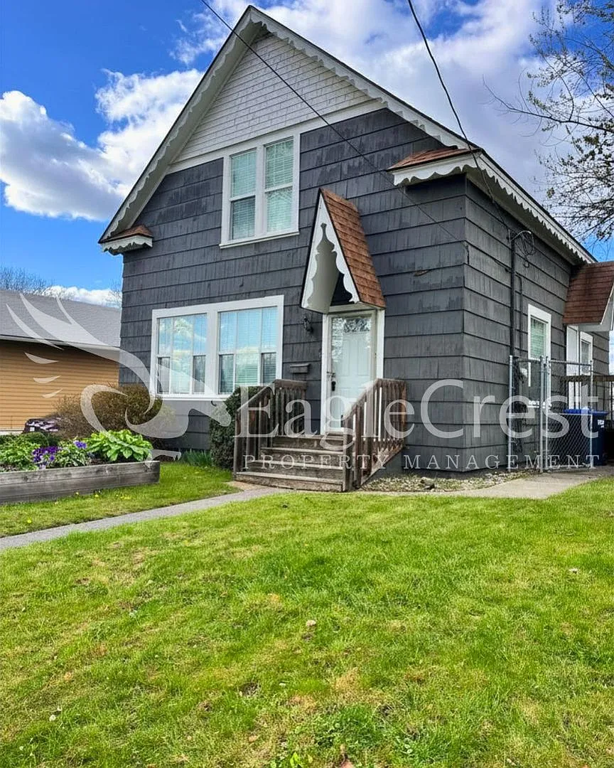 Charming 3BR Home with Spacious Yard & Bonus Living Space! $200.00 OFF 2nd Month Rent!! — Photo 1
